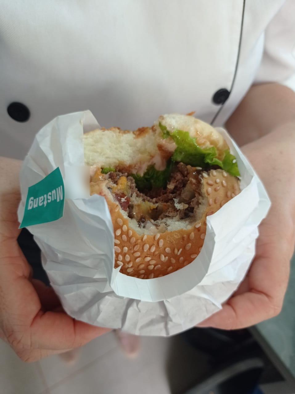 Chef segurando hambúrguer em PleatPak
